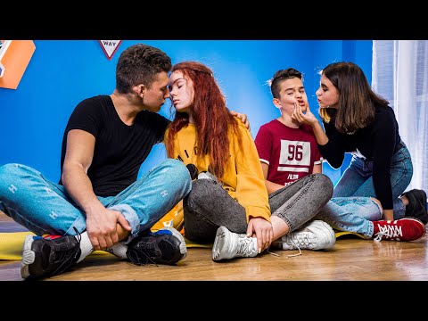 ПОДРОСТКИ ИГРАЮТ В БУТЫЛОЧКУ НА ПОЦЕЛУИ!!!
