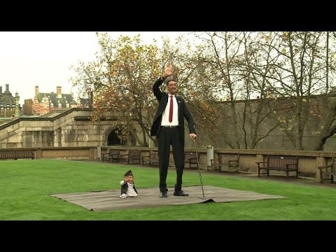 Quand l'homme le plus grand du monde rencontre le plus petit I AFP News