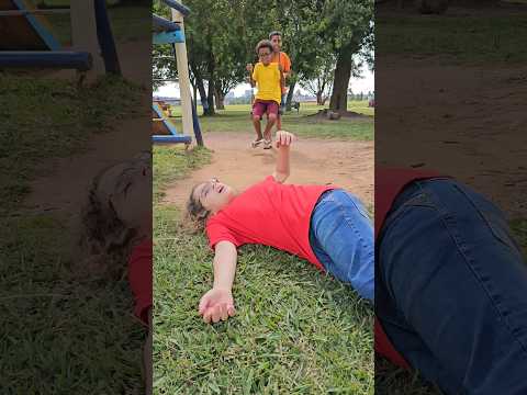 PAPAI, MAMÃE.  AQUI AJUDA! #funny #comedy #viral #funnyvideos #funnymoments
