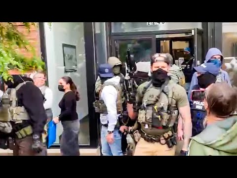 "Qué vergüenza, qué vergüenza": Les gritan a agentes de ICE en Chicago tras arrestos en cortes