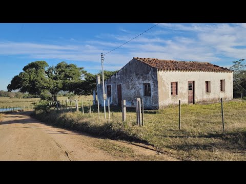 INTERIOR ONDE MUITAS PESSOAS FORAM EMBORA DEIXANDO SUAS CASAS ABANDONADAS