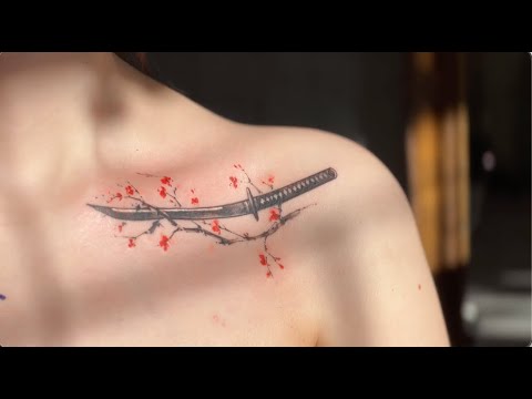 Маленькая тату на ключице для девушки - сакура. Красивая татуировка от мастера Kot Tattoo Studio