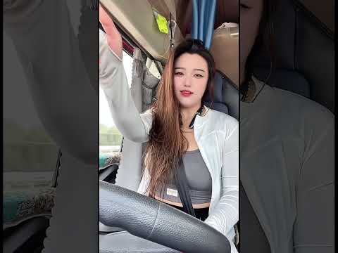 Nữ tài xế chạy xe đầu kéo HOWO SITRAK giao hàng đến Tứ Xuyên #howotruckcnhtc #truckdriver #beautiful