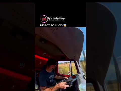 I can’t believe he saved himself😱 #truckdriver #closecall #carcrash