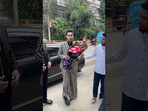 কোটি টাকার গাড়ি নিয়ে সেলুন উদ্বোধন করতে আসলেন স্টাইল কিং রুমি কারিম