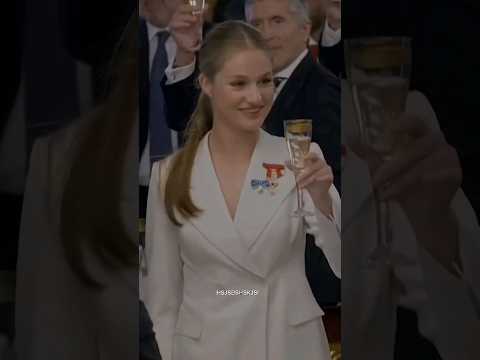 Guests toast Princess Leonor's birthday. credit : casarealtv