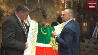 АПТИ АЛАУДИНОВ ПОДАРИЛ ФЛАГ СПЕЦНАЗА АХМАТ СКОТТУ РИТТЕРУ! БРАТСТВО МУСУЛЬМАН И ХРИСТИАН НА СВО!