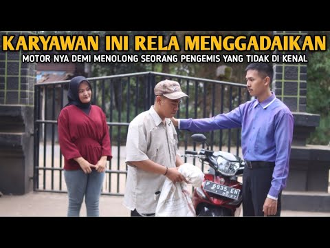 KARYAWAN INI RELA MENGGADAIKAN MOTOR NYA DEMI MENOLONG SEORANG PENGEMIS YANG TIDAK DI KENAL