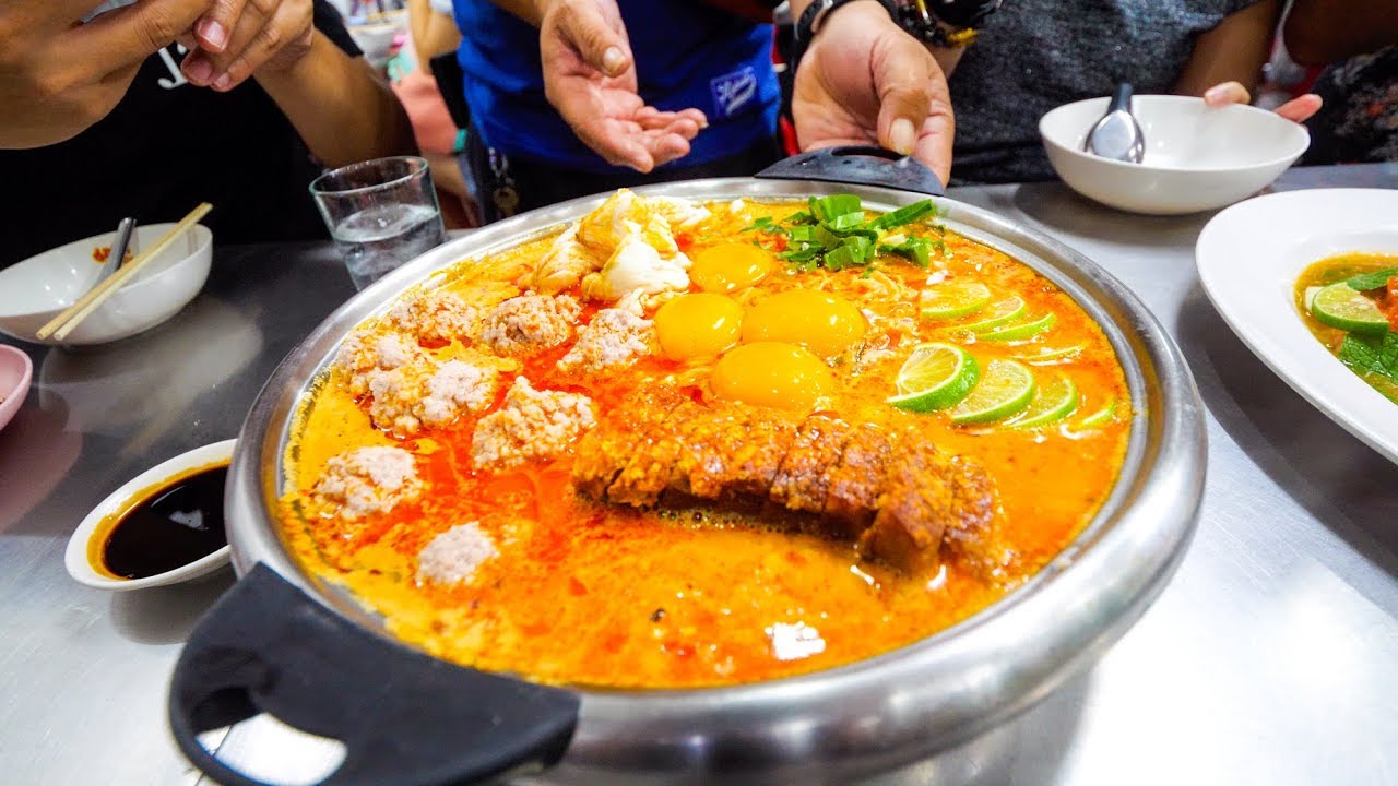 Extreme Thai Street Food - CRAZY TOM YUM Late-Night Food Tour in Bangkok, Thailand