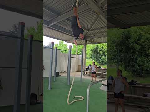 Técnica de subida a pulso y bajada de cabeza sin cables ni arneses de seguridad.