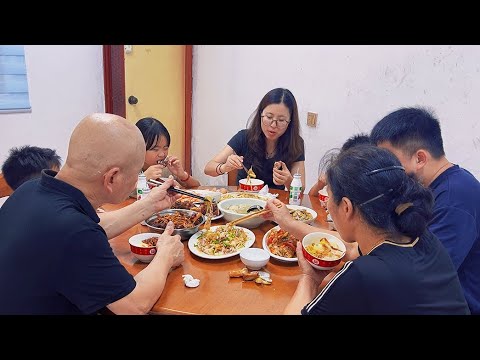起大早去钓鱼，公公做了一大桌回老家吃撑了！