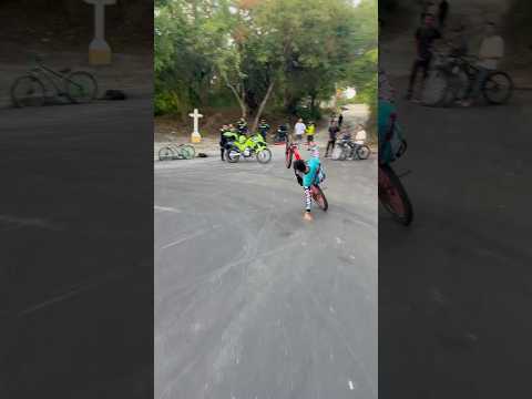 Le dije chao a policias😱🚨🔥 #youtubeshorts #stunt #viralvideo #stuntlife #bikelife