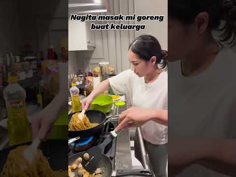 Nagita Slavina masik mie goreng untuk keluarga