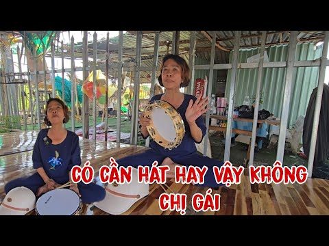 Quá bất ngờ trước giọng hát ngỡ là ca sĩ của người phụ nữ lượm ve chai khiến ca sĩ cũng phải nể