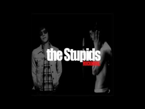 Here She Comes de The Stupids Letra y Video