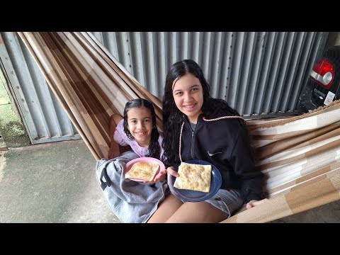 Rotina das meninas depois da escola chegaram sedo estavam com fome comendo pastel estão cansada