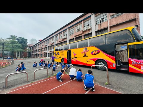 8島戶外教學x遊覽車逃生演練 - YouTube