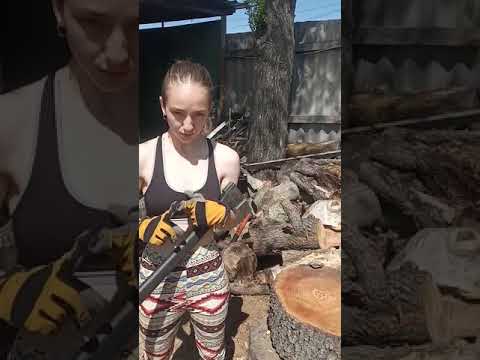 Яна стесняется показывать как колет дрова. Мне кажется эта девушка колет дрова лучше многих мужиков.