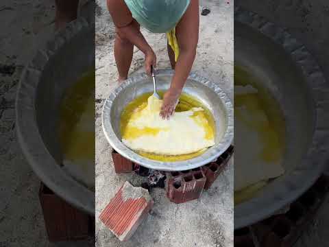 Olha o tamanho desse pastel caseiro ￼