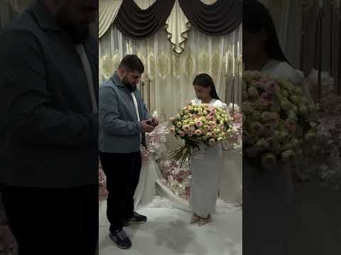 жених очень скромный, увидев свою будущую жену, он потерял дар речи. красота неземная