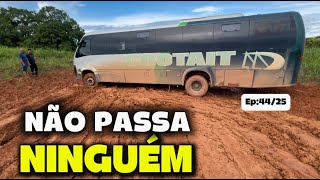 QUEM TRANCOU A PISTA FOI ELE. Ninguém passa.