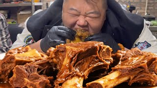 猴哥准备了点牛窝骨，回来炖一锅，直接用手抱着啃，太入味了！【胖猴仔】