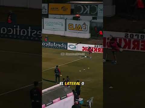 Este recogepelotas tocó el balón antes de que saliera del campo