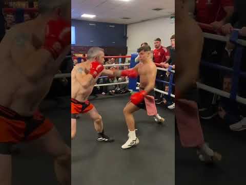 Old man knocks out young fighter #boxing