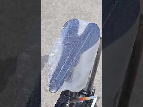 サドルを簡単防水！ラップで即席カバー
