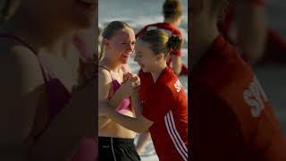 Ab ins Meer! #shorts  #bundesliga #frauenfußball #meer #schwimmen #wellen #türkei #trainingslager