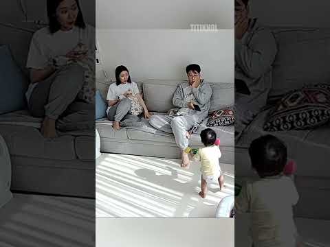momen bangga dan bahagia ketika orang tua melihat langkah pertama anak mereka