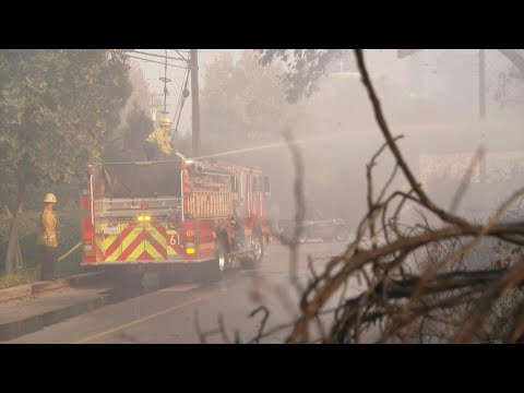 Casas carbonizadas y miles de evacuados por feroz incendio forestal en Malibú | AFP