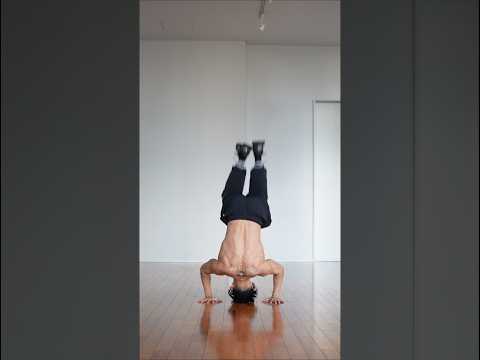 でんぐり返しってムズい!小さい頃はあんなに簡単に出来てたのになんでだろ(笑) #フィットネス #モビリティチャレンジ #スクワット