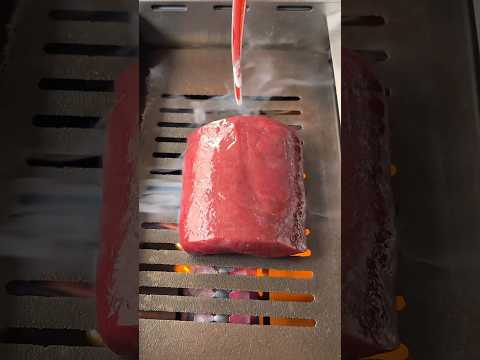 極厚すぎる新鮮レバー！ごま油に浸して食べると格別【ヒロキヤ六本木】