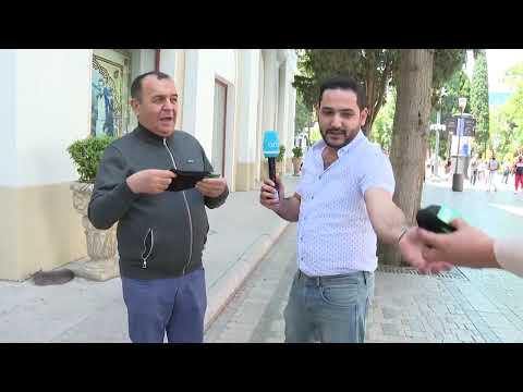 Azərbaycanlı aktyor küçədə corab satır
