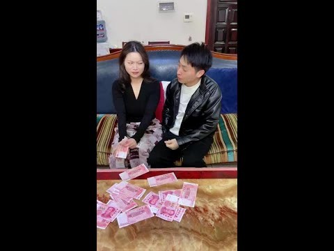 不容易啊,為了這碎銀幾兩,臉都快被扇腫了! #shorts#夫妻搞笑#情侶生活
