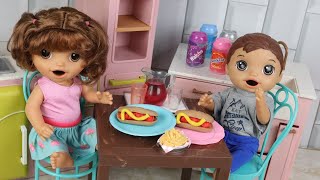 A HORA DO LANCHINHO DOS BABY ALIVE GÊMEOS -COMIDINHA DE MASSINHA DE BONECA