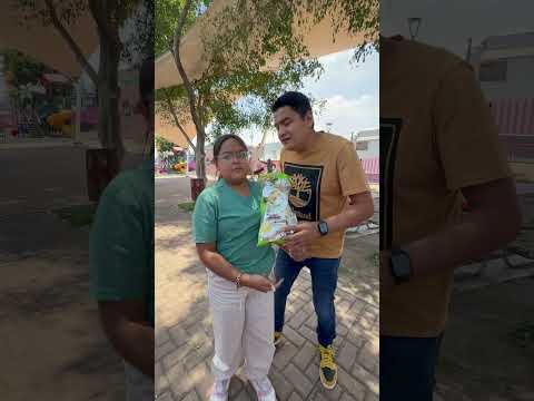 La NIÑA GROSERA del PARQUE se ensucia la mano de POPO DE PERRO 🤣  #comedia