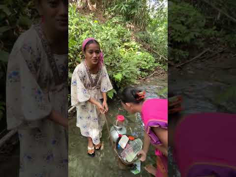 সকাল সকাল পাহাড় থেকে পানি সংগ্রহ
