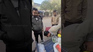 Hardworking Manoj भाई ने खाना खत्म होने के बावजूद अपना खुद का खाना अपने Fans को खिला दिया #street
