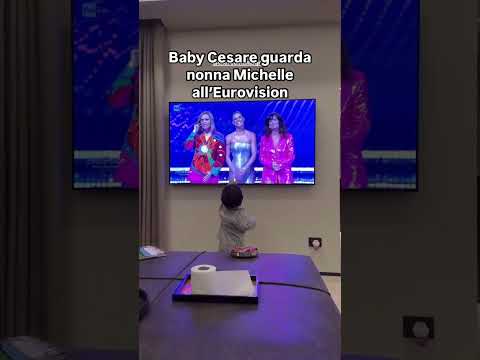Baby Cesare guarda nonna Michelle all'Eurovision