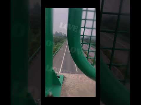 Con gái đứng chờ trên cầu vượt cao tốc mười mấy phút, chỉ để từ xa gặp bố và gọi vài tiếng "bố ơi"