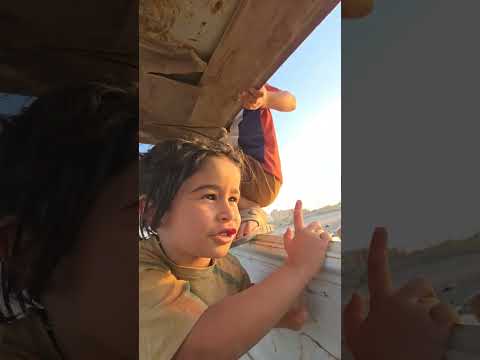 يسوقون سيارة مكسرة