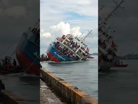 Kapal Tenggelam! Penumpang Panik Saat Kapal Oleng #shorts