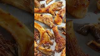 Flatbread s hlívou, dipem z konfitovaného česneku a pošírovaným vajíčkem