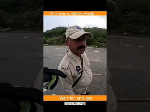 Army wale sir ne biker ko wheelie marne bola