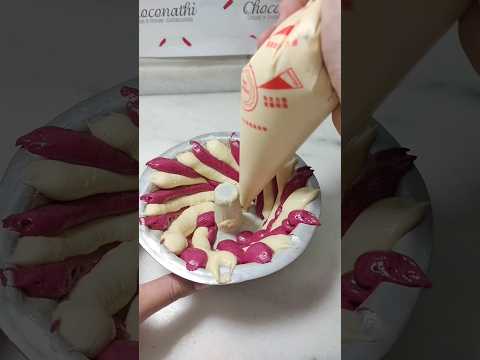 Bolo listrado #confeitaria #bolodechocolate #confeiteiros #cakehttps://s.shopee.com.br/50GMCj9nZx