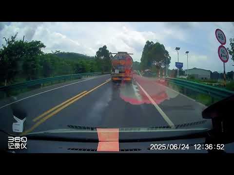 Dashcam captures sudden rear-end crash behind slow-moving traffic in Guangxi Province, China