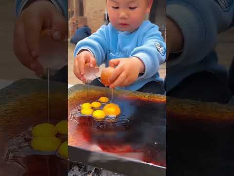 طفل يطعم جده… لحظة ستلمس قلبك 🥺❤️