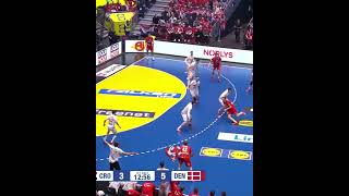 Look at how Mathias Gidsel uses his off-arm to shield the defender! 🛡️🤾‍♂️ #handball  #handballworld